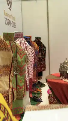 Türkmen fasonlar pombarh fasonlar Fasonlar 2025 fasonlar fason moda modalar Bezen bezen Türkmen fasonlar 2026 Türkmen fasonlar 2025 Türkmen fasonlar 2024 Türkmen fasonlar 2023 turkmenistan türkmenistan turkmen türkmen ashgabat  asgabat aşgabat balkan mary lebap dashoguz dasoguz daşoguz pombarh ponbarhat gulyupek gülýüpek stapel ştapel Gralan Çüýdeşen Abaýa Gadymy Krep Gurultaý 	Keteni Ýüpek Şifon Gipýur Lyon Welwet Atlas Kaşemir Streýç Suzana Ştapel Gülýüpek Pombarh Ýupka Gursakça Aksesuarlar Palto Penjek Okuw eşik Fata Sport eşik Uniforma Nakidka Öýme Şarf kompýuter ýaka ýaglyk Arenda köýnek 2nji el köýnek Taýyn köýnek Matalar Milli lybas milli lybaslar Toý köýnek Toý köýnekler toy koynek toy koynekler gundelik koynekler Gündelik	 
 köýnekler fata koynek Modern taze fason Eskiz koynektm turkmenkoynek türkmenkoynek fason moda moda fasonlar Iş eşik el iş	sada	ýakaly ýakasyz	keşdeli biserli	ýeňli giň nagyşly ýüregi açyk stoýka ýaka ýanly kombinasiýa 	zerli üsti aşak guşakly seçekli gysga ýeňli Keteni, Gadymy Toý köýnek, Milli lybas TürkmenTextile Expo 2025 17-25, 26-35 Gara, Bežewyý, Goýy-gök, Sary yaz, tomus, guyz, gysh