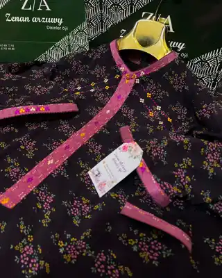 Türkmen fasonlar pombarh fasonlar Fasonlar 2025 fasonlar fason moda modalar Bezen bezen Türkmen fasonlar 2026 Türkmen fasonlar 2025 Türkmen fasonlar 2024 Türkmen fasonlar 2023 turkmenistan türkmenistan turkmen türkmen ashgabat  asgabat aşgabat balkan mary lebap dashoguz dasoguz daşoguz pombarh ponbarhat gulyupek gülýüpek stapel ştapel Gralan Çüýdeşen Abaýa Gadymy Krep Gurultaý 	Keteni Ýüpek Şifon Gipýur Lyon Welwet Atlas Kaşemir Streýç Suzana Ştapel Gülýüpek Pombarh Ýupka Gursakça Aksesuarlar Palto Penjek Okuw eşik Fata Sport eşik Uniforma Nakidka Öýme Şarf kompýuter ýaka ýaglyk Arenda köýnek 2nji el köýnek Taýyn köýnek Matalar Milli lybas milli lybaslar Toý köýnek Toý köýnekler toy koynek toy koynekler gundelik koynekler Gündelik	 
 köýnekler fata koynek Modern taze fason Eskiz koynektm turkmenkoynek türkmenkoynek fason moda moda fasonlar Iş eşik el iş	sada	ýakaly ýakasyz	keşdeli biserli	ýeňli giň nagyşly ýüregi açyk stoýka ýaka ýanly kombinasiýa 	zerli üsti aşak guşakly seçekli gysga ýeňli Ştapel Gündelik, Iş eşik el iş, keşdeli, ýakaly, ýeňli, giň 17-25, 26-35, 35+ Gülgüne, Benewşe, Gyzyl, Goýy-gök tomus