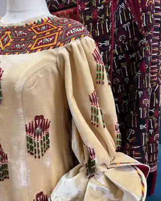 Türkmen fasonlar pombarh fasonlar Fasonlar 2025 fasonlar fason moda modalar Bezen bezen Türkmen fasonlar 2026 Türkmen fasonlar 2025 Türkmen fasonlar 2024 Türkmen fasonlar 2023 turkmenistan türkmenistan turkmen türkmen ashgabat  asgabat aşgabat balkan mary lebap dashoguz dasoguz daşoguz pombarh ponbarhat gulyupek gülýüpek stapel ştapel Gralan Çüýdeşen Abaýa Gadymy Krep Gurultaý 	Keteni Ýüpek Şifon Gipýur Lyon Welwet Atlas Kaşemir Streýç Suzana Ştapel Gülýüpek Pombarh Ýupka Gursakça Aksesuarlar Palto Penjek Okuw eşik Fata Sport eşik Uniforma Nakidka Öýme Şarf kompýuter ýaka ýaglyk Arenda köýnek 2nji el köýnek Taýyn köýnek Matalar Milli lybas milli lybaslar Toý köýnek Toý köýnekler toy koynek toy koynekler gundelik koynekler Gündelik	 
 köýnekler fata koynek Modern taze fason Eskiz koynektm turkmenkoynek türkmenkoynek fason moda moda fasonlar Iş eşik el iş	sada	ýakaly ýakasyz	keşdeli biserli	ýeňli giň nagyşly ýüregi açyk stoýka ýaka ýanly kombinasiýa 	zerli üsti aşak guşakly seçekli gysga ýeňli Lyon Milli lybas