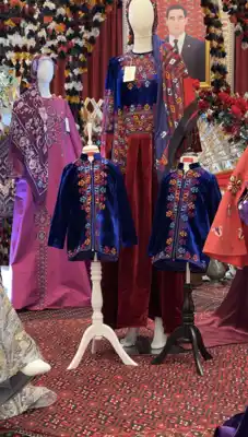 Türkmen fasonlar pombarh fasonlar Fasonlar 2025 fasonlar fason moda modalar Bezen bezen Türkmen fasonlar 2026 Türkmen fasonlar 2025 Türkmen fasonlar 2024 Türkmen fasonlar 2023 turkmenistan türkmenistan turkmen türkmen ashgabat  asgabat aşgabat balkan mary lebap dashoguz dasoguz daşoguz pombarh ponbarhat gulyupek gülýüpek stapel ştapel Gralan Çüýdeşen Abaýa Gadymy Krep Gurultaý 	Keteni Ýüpek Şifon Gipýur Lyon Welwet Atlas Kaşemir Streýç Suzana Ştapel Gülýüpek Pombarh Ýupka Gursakça Aksesuarlar Palto Penjek Okuw eşik Fata Sport eşik Uniforma Nakidka Öýme Şarf kompýuter ýaka ýaglyk Arenda köýnek 2nji el köýnek Taýyn köýnek Matalar Milli lybas milli lybaslar Toý köýnek Toý köýnekler toy koynek toy koynekler gundelik koynekler Gündelik	 
 köýnekler fata koynek Modern taze fason Eskiz koynektm turkmenkoynek türkmenkoynek fason moda moda fasonlar Iş eşik el iş	sada	ýakaly ýakasyz	keşdeli biserli	ýeňli giň nagyşly ýüregi açyk stoýka ýaka ýanly kombinasiýa 	zerli üsti aşak guşakly seçekli gysga ýeňli Panbarhat (Pombarh), Keteni, Şantu Toý köýnek TürkmenTextile Expo 2025 12-16, 26-35, 35+ Gülgüne, Goýy-gök yaz, guyz, gysh