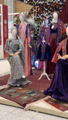 Türkmen fasonlar pombarh fasonlar Fasonlar 2025 fasonlar fason moda modalar Bezen bezen Türkmen fasonlar 2026 Türkmen fasonlar 2025 Türkmen fasonlar 2024 Türkmen fasonlar 2023 turkmenistan türkmenistan turkmen türkmen ashgabat  asgabat aşgabat balkan mary lebap dashoguz dasoguz daşoguz pombarh ponbarhat gulyupek gülýüpek stapel ştapel Gralan Çüýdeşen Abaýa Gadymy Krep Gurultaý 	Keteni Ýüpek Şifon Gipýur Lyon Welwet Atlas Kaşemir Streýç Suzana Ştapel Gülýüpek Pombarh Ýupka Gursakça Aksesuarlar Palto Penjek Okuw eşik Fata Sport eşik Uniforma Nakidka Öýme Şarf kompýuter ýaka ýaglyk Arenda köýnek 2nji el köýnek Taýyn köýnek Matalar Milli lybas milli lybaslar Toý köýnek Toý köýnekler toy koynek toy koynekler gundelik koynekler Gündelik	 
 köýnekler fata koynek Modern taze fason Eskiz koynektm turkmenkoynek türkmenkoynek fason moda moda fasonlar Iş eşik el iş	sada	ýakaly ýakasyz	keşdeli biserli	ýeňli giň nagyşly ýüregi açyk stoýka ýaka ýanly kombinasiýa 	zerli üsti aşak guşakly seçekli gysga ýeňli Keteni, Şantu, Panbarhat (Pombarh) Toý köýnek, Modern TürkmenTextile Expo 2025 12-16, 26-35, 35+ Gyzyl, Goýy-gök yaz, guyz, gysh