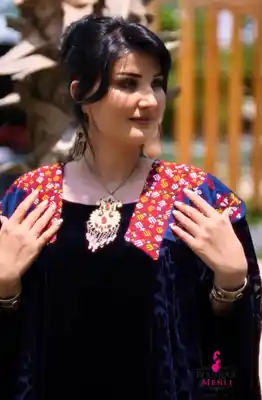 Türkmen fasonlar pombarh fasonlar Fasonlar 2025 fasonlar fason moda modalar Bezen bezen Türkmen fasonlar 2026 Türkmen fasonlar 2025 Türkmen fasonlar 2024 Türkmen fasonlar 2023 turkmenistan türkmenistan turkmen türkmen ashgabat  asgabat aşgabat balkan mary lebap dashoguz dasoguz daşoguz pombarh ponbarhat gulyupek gülýüpek stapel ştapel Gralan Çüýdeşen Abaýa Gadymy Krep Gurultaý 	Keteni Ýüpek Şifon Gipýur Lyon Welwet Atlas Kaşemir Streýç Suzana Ştapel Gülýüpek Pombarh Ýupka Gursakça Aksesuarlar Palto Penjek Okuw eşik Fata Sport eşik Uniforma Nakidka Öýme Şarf kompýuter ýaka ýaglyk Arenda köýnek 2nji el köýnek Taýyn köýnek Matalar Milli lybas milli lybaslar Toý köýnek Toý köýnekler toy koynek toy koynekler gundelik koynekler Gündelik	 
 köýnekler fata koynek Modern taze fason Eskiz koynektm turkmenkoynek türkmenkoynek fason moda moda fasonlar Iş eşik el iş	sada	ýakaly ýakasyz	keşdeli biserli	ýeňli giň nagyşly ýüregi açyk stoýka ýaka ýanly kombinasiýa 	zerli üsti aşak guşakly seçekli gysga ýeňli Panbarhat (Pombarh) Toý köýnek ýakasyz, gysga ýeňli, giň, nagyşly 17-25, 26-35 Goýy-gök yaz, tomus, guyz Taýyn köýnek