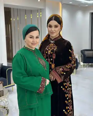 Türkmen fasonlar pombarh fasonlar Fasonlar 2025 fasonlar fason moda modalar Bezen bezen Türkmen fasonlar 2026 Türkmen fasonlar 2025 Türkmen fasonlar 2024 Türkmen fasonlar 2023 turkmenistan türkmenistan turkmen türkmen ashgabat  asgabat aşgabat balkan mary lebap dashoguz dasoguz daşoguz pombarh ponbarhat gulyupek gülýüpek stapel ştapel Gralan Çüýdeşen Abaýa Gadymy Krep Gurultaý 	Keteni Ýüpek Şifon Gipýur Lyon Welwet Atlas Kaşemir Streýç Suzana Ştapel Gülýüpek Pombarh Ýupka Gursakça Aksesuarlar Palto Penjek Okuw eşik Fata Sport eşik Uniforma Nakidka Öýme Şarf kompýuter ýaka ýaglyk Arenda köýnek 2nji el köýnek Taýyn köýnek Matalar Milli lybas milli lybaslar Toý köýnek Toý köýnekler toy koynek toy koynekler gundelik koynekler Gündelik	 
 köýnekler fata koynek Modern taze fason Eskiz koynektm turkmenkoynek türkmenkoynek fason moda moda fasonlar Iş eşik el iş	sada	ýakaly ýakasyz	keşdeli biserli	ýeňli giň nagyşly ýüregi açyk stoýka ýaka ýanly kombinasiýa 	zerli üsti aşak guşakly seçekli gysga ýeňli Panbarhat (Pombarh), Lyon, Keteni Toý köýnek el iş, keşdeli, ýakaly, ýeňli, kombinasiýa, üsti aşak, nagyşly 26-35, 35+ Goýy-gyzyl, Goýy-ýaşyl yaz, gysh