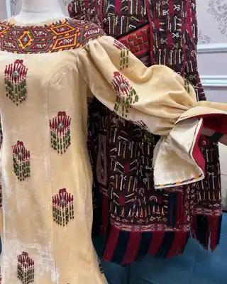 Türkmen fasonlar pombarh fasonlar Fasonlar 2025 fasonlar fason moda modalar Bezen bezen Türkmen fasonlar 2026 Türkmen fasonlar 2025 Türkmen fasonlar 2024 Türkmen fasonlar 2023 turkmenistan türkmenistan turkmen türkmen ashgabat  asgabat aşgabat balkan mary lebap dashoguz dasoguz daşoguz pombarh ponbarhat gulyupek gülýüpek stapel ştapel Gralan Çüýdeşen Abaýa Gadymy Krep Gurultaý 	Keteni Ýüpek Şifon Gipýur Lyon Welwet Atlas Kaşemir Streýç Suzana Ştapel Gülýüpek Pombarh Ýupka Gursakça Aksesuarlar Palto Penjek Okuw eşik Fata Sport eşik Uniforma Nakidka Öýme Şarf kompýuter ýaka ýaglyk Arenda köýnek 2nji el köýnek Taýyn köýnek Matalar Milli lybas milli lybaslar Toý köýnek Toý köýnekler toy koynek toy koynekler gundelik koynekler Gündelik	 
 köýnekler fata koynek Modern taze fason Eskiz koynektm turkmenkoynek türkmenkoynek fason moda moda fasonlar Iş eşik el iş	sada	ýakaly ýakasyz	keşdeli biserli	ýeňli giň nagyşly ýüregi açyk stoýka ýaka ýanly kombinasiýa 	zerli üsti aşak guşakly seçekli gysga ýeňli Lyon Milli lybas