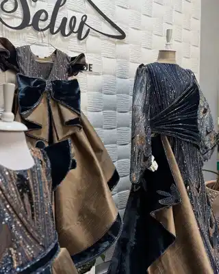 Türkmen fasonlar pombarh fasonlar Fasonlar 2025 fasonlar fason moda modalar Bezen bezen Türkmen fasonlar 2026 Türkmen fasonlar 2025 Türkmen fasonlar 2024 Türkmen fasonlar 2023 turkmenistan türkmenistan turkmen türkmen ashgabat  asgabat aşgabat balkan mary lebap dashoguz dasoguz daşoguz pombarh ponbarhat gulyupek gülýüpek stapel ştapel Gralan Çüýdeşen Abaýa Gadymy Krep Gurultaý 	Keteni Ýüpek Şifon Gipýur Lyon Welwet Atlas Kaşemir Streýç Suzana Ştapel Gülýüpek Pombarh Ýupka Gursakça Aksesuarlar Palto Penjek Okuw eşik Fata Sport eşik Uniforma Nakidka Öýme Şarf kompýuter ýaka ýaglyk Arenda köýnek 2nji el köýnek Taýyn köýnek Matalar Milli lybas milli lybaslar Toý köýnek Toý köýnekler toy koynek toy koynekler gundelik koynekler Gündelik	 
 köýnekler fata koynek Modern taze fason Eskiz koynektm turkmenkoynek türkmenkoynek fason moda moda fasonlar Iş eşik el iş	sada	ýakaly ýakasyz	keşdeli biserli	ýeňli giň nagyşly ýüregi açyk stoýka ýaka ýanly kombinasiýa 	zerli üsti aşak guşakly seçekli gysga ýeňli Panbarhat (Pombarh), Şifon, Şantu Toý köýnek ýakasyz, gysga ýeňli, kombinasiýa 17-25, 26-35, 35+ Gök, Goýy-gök, Goňur yaz, tomus