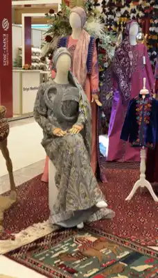 Türkmen fasonlar pombarh fasonlar Fasonlar 2025 fasonlar fason moda modalar Bezen bezen Türkmen fasonlar 2026 Türkmen fasonlar 2025 Türkmen fasonlar 2024 Türkmen fasonlar 2023 turkmenistan türkmenistan turkmen türkmen ashgabat  asgabat aşgabat balkan mary lebap dashoguz dasoguz daşoguz pombarh ponbarhat gulyupek gülýüpek stapel ştapel Gralan Çüýdeşen Abaýa Gadymy Krep Gurultaý 	Keteni Ýüpek Şifon Gipýur Lyon Welwet Atlas Kaşemir Streýç Suzana Ştapel Gülýüpek Pombarh Ýupka Gursakça Aksesuarlar Palto Penjek Okuw eşik Fata Sport eşik Uniforma Nakidka Öýme Şarf kompýuter ýaka ýaglyk Arenda köýnek 2nji el köýnek Taýyn köýnek Matalar Milli lybas milli lybaslar Toý köýnek Toý köýnekler toy koynek toy koynekler gundelik koynekler Gündelik	 
 köýnekler fata koynek Modern taze fason Eskiz koynektm turkmenkoynek türkmenkoynek fason moda moda fasonlar Iş eşik el iş	sada	ýakaly ýakasyz	keşdeli biserli	ýeňli giň nagyşly ýüregi açyk stoýka ýaka ýanly kombinasiýa 	zerli üsti aşak guşakly seçekli gysga ýeňli Panbarhat (Pombarh), Şifon, Keteni, Şantu Toý köýnek, Modern TürkmenTextile Expo 2025 -12, 35+ Goýy-gyzyl, Wizon, Gülgüne, Pudra, Goýy-gök yaz, guyz, gysh