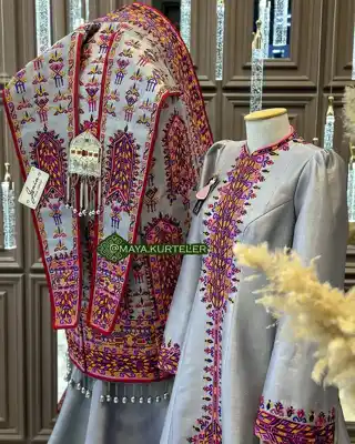 Türkmen fasonlar pombarh fasonlar Fasonlar 2025 fasonlar fason moda modalar Bezen bezen Türkmen fasonlar 2026 Türkmen fasonlar 2025 Türkmen fasonlar 2024 Türkmen fasonlar 2023 turkmenistan türkmenistan turkmen türkmen ashgabat  asgabat aşgabat balkan mary lebap dashoguz dasoguz daşoguz pombarh ponbarhat gulyupek gülýüpek stapel ştapel Gralan Çüýdeşen Abaýa Gadymy Krep Gurultaý 	Keteni Ýüpek Şifon Gipýur Lyon Welwet Atlas Kaşemir Streýç Suzana Ştapel Gülýüpek Pombarh Ýupka Gursakça Aksesuarlar Palto Penjek Okuw eşik Fata Sport eşik Uniforma Nakidka Öýme Şarf kompýuter ýaka ýaglyk Arenda köýnek 2nji el köýnek Taýyn köýnek Matalar Milli lybas milli lybaslar Toý köýnek Toý köýnekler toy koynek toy koynekler gundelik koynekler Gündelik	 
 köýnekler fata koynek Modern taze fason Eskiz koynektm turkmenkoynek türkmenkoynek fason moda moda fasonlar Iş eşik el iş	sada	ýakaly ýakasyz	keşdeli biserli	ýeňli giň nagyşly ýüregi açyk stoýka ýaka ýanly kombinasiýa 	zerli üsti aşak guşakly seçekli gysga ýeňli Keteni Milli lybas el iş, keşdeli, ýakaly, ýeňli, nagyşly 12-16, 17-25, 26-35 Goýy-çal, Kümüş