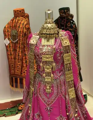 Türkmen fasonlar pombarh fasonlar Fasonlar 2025 fasonlar fason moda modalar Bezen bezen Türkmen fasonlar 2026 Türkmen fasonlar 2025 Türkmen fasonlar 2024 Türkmen fasonlar 2023 turkmenistan türkmenistan turkmen türkmen ashgabat  asgabat aşgabat balkan mary lebap dashoguz dasoguz daşoguz pombarh ponbarhat gulyupek gülýüpek stapel ştapel Gralan Çüýdeşen Abaýa Gadymy Krep Gurultaý 	Keteni Ýüpek Şifon Gipýur Lyon Welwet Atlas Kaşemir Streýç Suzana Ştapel Gülýüpek Pombarh Ýupka Gursakça Aksesuarlar Palto Penjek Okuw eşik Fata Sport eşik Uniforma Nakidka Öýme Şarf kompýuter ýaka ýaglyk Arenda köýnek 2nji el köýnek Taýyn köýnek Matalar Milli lybas milli lybaslar Toý köýnek Toý köýnekler toy koynek toy koynekler gundelik koynekler Gündelik	 
 köýnekler fata koynek Modern taze fason Eskiz koynektm turkmenkoynek türkmenkoynek fason moda moda fasonlar Iş eşik el iş	sada	ýakaly ýakasyz	keşdeli biserli	ýeňli giň nagyşly ýüregi açyk stoýka ýaka ýanly kombinasiýa 	zerli üsti aşak guşakly seçekli gysga ýeňli Keteni, Gadymy Milli lybas TürkmenTextile Expo 2025 17-25, 26-35 Gara, Goýy-gök, Sary yaz, guyz, gysh