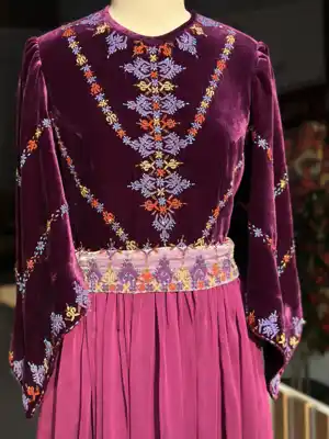 Türkmen fasonlar pombarh fasonlar Fasonlar 2025 fasonlar fason moda modalar Bezen bezen Türkmen fasonlar 2026 Türkmen fasonlar 2025 Türkmen fasonlar 2024 Türkmen fasonlar 2023 turkmenistan türkmenistan turkmen türkmen ashgabat  asgabat aşgabat balkan mary lebap dashoguz dasoguz daşoguz pombarh ponbarhat gulyupek gülýüpek stapel ştapel Gralan Çüýdeşen Abaýa Gadymy Krep Gurultaý 	Keteni Ýüpek Şifon Gipýur Lyon Welwet Atlas Kaşemir Streýç Suzana Ştapel Gülýüpek Pombarh Ýupka Gursakça Aksesuarlar Palto Penjek Okuw eşik Fata Sport eşik Uniforma Nakidka Öýme Şarf kompýuter ýaka ýaglyk Arenda köýnek 2nji el köýnek Taýyn köýnek Matalar Milli lybas milli lybaslar Toý köýnek Toý köýnekler toy koynek toy koynekler gundelik koynekler Gündelik	 
 köýnekler fata koynek Modern taze fason Eskiz koynektm turkmenkoynek türkmenkoynek fason moda moda fasonlar Iş eşik el iş	sada	ýakaly ýakasyz	keşdeli biserli	ýeňli giň nagyşly ýüregi açyk stoýka ýaka ýanly kombinasiýa 	zerli üsti aşak guşakly seçekli gysga ýeňli Şifon, Panbarhat (Pombarh)  keşdeli, biserli  Ak, Bežewyý, Gök, Benewşe, Mämişi, Goýy-gök