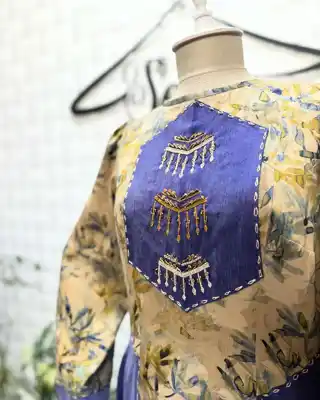 Türkmen fasonlar pombarh fasonlar Fasonlar 2025 fasonlar fason moda modalar Bezen bezen Türkmen fasonlar 2026 Türkmen fasonlar 2025 Türkmen fasonlar 2024 Türkmen fasonlar 2023 turkmenistan türkmenistan turkmen türkmen ashgabat  asgabat aşgabat balkan mary lebap dashoguz dasoguz daşoguz pombarh ponbarhat gulyupek gülýüpek stapel ştapel Gralan Çüýdeşen Abaýa Gadymy Krep Gurultaý 	Keteni Ýüpek Şifon Gipýur Lyon Welwet Atlas Kaşemir Streýç Suzana Ştapel Gülýüpek Pombarh Ýupka Gursakça Aksesuarlar Palto Penjek Okuw eşik Fata Sport eşik Uniforma Nakidka Öýme Şarf kompýuter ýaka ýaglyk Arenda köýnek 2nji el köýnek Taýyn köýnek Matalar Milli lybas milli lybaslar Toý köýnek Toý köýnekler toy koynek toy koynekler gundelik koynekler Gündelik	 
 köýnekler fata koynek Modern taze fason Eskiz koynektm turkmenkoynek türkmenkoynek fason moda moda fasonlar Iş eşik el iş	sada	ýakaly ýakasyz	keşdeli biserli	ýeňli giň nagyşly ýüregi açyk stoýka ýaka ýanly kombinasiýa 	zerli üsti aşak guşakly seçekli gysga ýeňli Gülýüpek Toý köýnek, Modern sada  Benewşe, Goýy-gök, Sary, Altyn