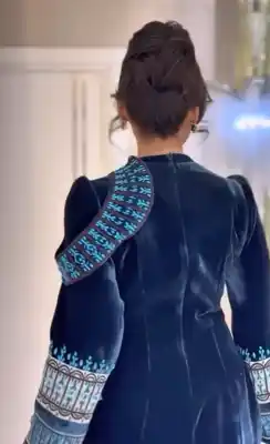 Türkmen fasonlar pombarh fasonlar Fasonlar 2025 fasonlar fason moda modalar Bezen bezen Türkmen fasonlar 2026 Türkmen fasonlar 2025 Türkmen fasonlar 2024 Türkmen fasonlar 2023 turkmenistan türkmenistan turkmen türkmen ashgabat  asgabat aşgabat balkan mary lebap dashoguz dasoguz daşoguz pombarh ponbarhat gulyupek gülýüpek stapel ştapel Gralan Çüýdeşen Abaýa Gadymy Krep Gurultaý 	Keteni Ýüpek Şifon Gipýur Lyon Welwet Atlas Kaşemir Streýç Suzana Ştapel Gülýüpek Pombarh Ýupka Gursakça Aksesuarlar Palto Penjek Okuw eşik Fata Sport eşik Uniforma Nakidka Öýme Şarf kompýuter ýaka ýaglyk Arenda köýnek 2nji el köýnek Taýyn köýnek Matalar Milli lybas milli lybaslar Toý köýnek Toý köýnekler toy koynek toy koynekler gundelik koynekler Gündelik	 
 köýnekler fata koynek Modern taze fason Eskiz koynektm turkmenkoynek türkmenkoynek fason moda moda fasonlar Iş eşik el iş	sada	ýakaly ýakasyz	keşdeli biserli	ýeňli giň nagyşly ýüregi açyk stoýka ýaka ýanly kombinasiýa 	zerli üsti aşak guşakly seçekli gysga ýeňli Panbarhat (Pombarh) Toý köýnek el iş, keşdeli, ýakasyz, ýeňli, giň, nagyşly 17-25, 26-35 Benewşe, Goýy-gök yaz, tomus, guyz, gysh