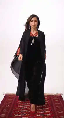 Türkmen fasonlar pombarh fasonlar Fasonlar 2025 fasonlar fason moda modalar Bezen bezen Türkmen fasonlar 2026 Türkmen fasonlar 2025 Türkmen fasonlar 2024 Türkmen fasonlar 2023 turkmenistan türkmenistan turkmen türkmen ashgabat  asgabat aşgabat balkan mary lebap dashoguz dasoguz daşoguz pombarh ponbarhat gulyupek gülýüpek stapel ştapel Gralan Çüýdeşen Abaýa Gadymy Krep Gurultaý 	Keteni Ýüpek Şifon Gipýur Lyon Welwet Atlas Kaşemir Streýç Suzana Ştapel Gülýüpek Pombarh Ýupka Gursakça Aksesuarlar Palto Penjek Okuw eşik Fata Sport eşik Uniforma Nakidka Öýme Şarf kompýuter ýaka ýaglyk Arenda köýnek 2nji el köýnek Taýyn köýnek Matalar Milli lybas milli lybaslar Toý köýnek Toý köýnekler toy koynek toy koynekler gundelik koynekler Gündelik	 
 köýnekler fata koynek Modern taze fason Eskiz koynektm turkmenkoynek türkmenkoynek fason moda moda fasonlar Iş eşik el iş	sada	ýakaly ýakasyz	keşdeli biserli	ýeňli giň nagyşly ýüregi açyk stoýka ýaka ýanly kombinasiýa 	zerli üsti aşak guşakly seçekli gysga ýeňli Panbarhat (Pombarh) Toý köýnek ýakasyz, ýüregi açyk, gysga ýeňli, giň 17-25, 26-35 Gara yaz, tomus, guyz