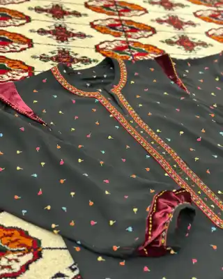 Türkmen fasonlar pombarh fasonlar Fasonlar 2025 fasonlar fason moda modalar Bezen bezen Türkmen fasonlar 2026 Türkmen fasonlar 2025 Türkmen fasonlar 2024 Türkmen fasonlar 2023 turkmenistan türkmenistan turkmen türkmen ashgabat  asgabat aşgabat balkan mary lebap dashoguz dasoguz daşoguz pombarh ponbarhat gulyupek gülýüpek stapel ştapel Gralan Çüýdeşen Abaýa Gadymy Krep Gurultaý 	Keteni Ýüpek Şifon Gipýur Lyon Welwet Atlas Kaşemir Streýç Suzana Ştapel Gülýüpek Pombarh Ýupka Gursakça Aksesuarlar Palto Penjek Okuw eşik Fata Sport eşik Uniforma Nakidka Öýme Şarf kompýuter ýaka ýaglyk Arenda köýnek 2nji el köýnek Taýyn köýnek Matalar Milli lybas milli lybaslar Toý köýnek Toý köýnekler toy koynek toy koynekler gundelik koynekler Gündelik	 
 köýnekler fata koynek Modern taze fason Eskiz koynektm turkmenkoynek türkmenkoynek fason moda moda fasonlar Iş eşik el iş	sada	ýakaly ýakasyz	keşdeli biserli	ýeňli giň nagyşly ýüregi açyk stoýka ýaka ýanly kombinasiýa 	zerli üsti aşak guşakly seçekli gysga ýeňli Ştapel Gündelik el iş  Gara  Taýyn köýnek