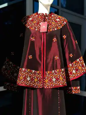 Türkmen fasonlar pombarh fasonlar Fasonlar 2025 fasonlar fason moda modalar Bezen bezen Türkmen fasonlar 2026 Türkmen fasonlar 2025 Türkmen fasonlar 2024 Türkmen fasonlar 2023 turkmenistan türkmenistan turkmen türkmen ashgabat  asgabat aşgabat balkan mary lebap dashoguz dasoguz daşoguz pombarh ponbarhat gulyupek gülýüpek stapel ştapel Gralan Çüýdeşen Abaýa Gadymy Krep Gurultaý 	Keteni Ýüpek Şifon Gipýur Lyon Welwet Atlas Kaşemir Streýç Suzana Ştapel Gülýüpek Pombarh Ýupka Gursakça Aksesuarlar Palto Penjek Okuw eşik Fata Sport eşik Uniforma Nakidka Öýme Şarf kompýuter ýaka ýaglyk Arenda köýnek 2nji el köýnek Taýyn köýnek Matalar Milli lybas milli lybaslar Toý köýnek Toý köýnekler toy koynek toy koynekler gundelik koynekler Gündelik	 
 köýnekler fata koynek Modern taze fason Eskiz koynektm turkmenkoynek türkmenkoynek fason moda moda fasonlar Iş eşik el iş	sada	ýakaly ýakasyz	keşdeli biserli	ýeňli giň nagyşly ýüregi açyk stoýka ýaka ýanly kombinasiýa 	zerli üsti aşak guşakly seçekli gysga ýeňli Keteni Modern keşdeli  Bežewyý, Goýy-gyzyl, Mämişi  Nakidka