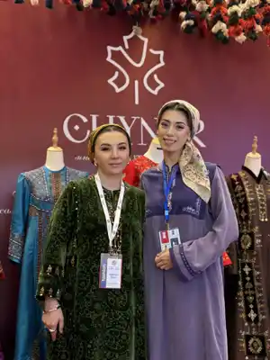 Türkmen fasonlar pombarh fasonlar Fasonlar 2025 fasonlar fason moda modalar Bezen bezen Türkmen fasonlar 2026 Türkmen fasonlar 2025 Türkmen fasonlar 2024 Türkmen fasonlar 2023 turkmenistan türkmenistan turkmen türkmen ashgabat  asgabat aşgabat balkan mary lebap dashoguz dasoguz daşoguz pombarh ponbarhat gulyupek gülýüpek stapel ştapel Gralan Çüýdeşen Abaýa Gadymy Krep Gurultaý 	Keteni Ýüpek Şifon Gipýur Lyon Welwet Atlas Kaşemir Streýç Suzana Ştapel Gülýüpek Pombarh Ýupka Gursakça Aksesuarlar Palto Penjek Okuw eşik Fata Sport eşik Uniforma Nakidka Öýme Şarf kompýuter ýaka ýaglyk Arenda köýnek 2nji el köýnek Taýyn köýnek Matalar Milli lybas milli lybaslar Toý köýnek Toý köýnekler toy koynek toy koynekler gundelik koynekler Gündelik	 
 köýnekler fata koynek Modern taze fason Eskiz koynektm turkmenkoynek türkmenkoynek fason moda moda fasonlar Iş eşik el iş	sada	ýakaly ýakasyz	keşdeli biserli	ýeňli giň nagyşly ýüregi açyk stoýka ýaka ýanly kombinasiýa 	zerli üsti aşak guşakly seçekli gysga ýeňli Panbarhat (Pombarh) Toý köýnek, Gündelik TürkmenTextile Expo 2025 26-35, 35+ Goýy-ýaşyl guyz