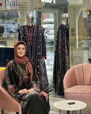 Türkmen fasonlar pombarh fasonlar Fasonlar 2025 fasonlar fason moda modalar Bezen bezen Türkmen fasonlar 2026 Türkmen fasonlar 2025 Türkmen fasonlar 2024 Türkmen fasonlar 2023 turkmenistan türkmenistan turkmen türkmen ashgabat  asgabat aşgabat balkan mary lebap dashoguz dasoguz daşoguz pombarh ponbarhat gulyupek gülýüpek stapel ştapel Gralan Çüýdeşen Abaýa Gadymy Krep Gurultaý 	Keteni Ýüpek Şifon Gipýur Lyon Welwet Atlas Kaşemir Streýç Suzana Ştapel Gülýüpek Pombarh Ýupka Gursakça Aksesuarlar Palto Penjek Okuw eşik Fata Sport eşik Uniforma Nakidka Öýme Şarf kompýuter ýaka ýaglyk Arenda köýnek 2nji el köýnek Taýyn köýnek Matalar Milli lybas milli lybaslar Toý köýnek Toý köýnekler toy koynek toy koynekler gundelik koynekler Gündelik	 
 köýnekler fata koynek Modern taze fason Eskiz koynektm turkmenkoynek türkmenkoynek fason moda moda fasonlar Iş eşik el iş	sada	ýakaly ýakasyz	keşdeli biserli	ýeňli giň nagyşly ýüregi açyk stoýka ýaka ýanly kombinasiýa 	zerli üsti aşak guşakly seçekli gysga ýeňli Panbarhat (Pombarh) Toý köýnek, Milli lybas el iş, keşdeli, ýakaly, ýanly, ýeňli, giň, nagyşly 26-35, 35+ Gara, Goýy-çal gysh