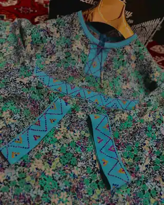 Türkmen fasonlar pombarh fasonlar Fasonlar 2025 fasonlar fason moda modalar Bezen bezen Türkmen fasonlar 2026 Türkmen fasonlar 2025 Türkmen fasonlar 2024 Türkmen fasonlar 2023 turkmenistan türkmenistan turkmen türkmen ashgabat  asgabat aşgabat balkan mary lebap dashoguz dasoguz daşoguz pombarh ponbarhat gulyupek gülýüpek stapel ştapel Gralan Çüýdeşen Abaýa Gadymy Krep Gurultaý 	Keteni Ýüpek Şifon Gipýur Lyon Welwet Atlas Kaşemir Streýç Suzana Ştapel Gülýüpek Pombarh Ýupka Gursakça Aksesuarlar Palto Penjek Okuw eşik Fata Sport eşik Uniforma Nakidka Öýme Şarf kompýuter ýaka ýaglyk Arenda köýnek 2nji el köýnek Taýyn köýnek Matalar Milli lybas milli lybaslar Toý köýnek Toý köýnekler toy koynek toy koynekler gundelik koynekler Gündelik	 
 köýnekler fata koynek Modern taze fason Eskiz koynektm turkmenkoynek türkmenkoynek fason moda moda fasonlar Iş eşik el iş	sada	ýakaly ýakasyz	keşdeli biserli	ýeňli giň nagyşly ýüregi açyk stoýka ýaka ýanly kombinasiýa 	zerli üsti aşak guşakly seçekli gysga ýeňli Ştapel Gündelik el iş, ýakasyz, ýeňli, giň 26-35, 35+ Gök, Ýaşyl tomus