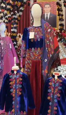 Türkmen fasonlar pombarh fasonlar Fasonlar 2025 fasonlar fason moda modalar Bezen bezen Türkmen fasonlar 2026 Türkmen fasonlar 2025 Türkmen fasonlar 2024 Türkmen fasonlar 2023 turkmenistan türkmenistan turkmen türkmen ashgabat  asgabat aşgabat balkan mary lebap dashoguz dasoguz daşoguz pombarh ponbarhat gulyupek gülýüpek stapel ştapel Gralan Çüýdeşen Abaýa Gadymy Krep Gurultaý 	Keteni Ýüpek Şifon Gipýur Lyon Welwet Atlas Kaşemir Streýç Suzana Ştapel Gülýüpek Pombarh Ýupka Gursakça Aksesuarlar Palto Penjek Okuw eşik Fata Sport eşik Uniforma Nakidka Öýme Şarf kompýuter ýaka ýaglyk Arenda köýnek 2nji el köýnek Taýyn köýnek Matalar Milli lybas milli lybaslar Toý köýnek Toý köýnekler toy koynek toy koynekler gundelik koynekler Gündelik	 
 köýnekler fata koynek Modern taze fason Eskiz koynektm turkmenkoynek türkmenkoynek fason moda moda fasonlar Iş eşik el iş	sada	ýakaly ýakasyz	keşdeli biserli	ýeňli giň nagyşly ýüregi açyk stoýka ýaka ýanly kombinasiýa 	zerli üsti aşak guşakly seçekli gysga ýeňli Panbarhat (Pombarh) Toý köýnek TürkmenTextile Expo 2025 26-35, 35+ Goýy-gök yaz, guyz, gysh