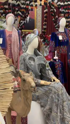 Türkmen fasonlar pombarh fasonlar Fasonlar 2025 fasonlar fason moda modalar Bezen bezen Türkmen fasonlar 2026 Türkmen fasonlar 2025 Türkmen fasonlar 2024 Türkmen fasonlar 2023 turkmenistan türkmenistan turkmen türkmen ashgabat  asgabat aşgabat balkan mary lebap dashoguz dasoguz daşoguz pombarh ponbarhat gulyupek gülýüpek stapel ştapel Gralan Çüýdeşen Abaýa Gadymy Krep Gurultaý 	Keteni Ýüpek Şifon Gipýur Lyon Welwet Atlas Kaşemir Streýç Suzana Ştapel Gülýüpek Pombarh Ýupka Gursakça Aksesuarlar Palto Penjek Okuw eşik Fata Sport eşik Uniforma Nakidka Öýme Şarf kompýuter ýaka ýaglyk Arenda köýnek 2nji el köýnek Taýyn köýnek Matalar Milli lybas milli lybaslar Toý köýnek Toý köýnekler toy koynek toy koynekler gundelik koynekler Gündelik	 
 köýnekler fata koynek Modern taze fason Eskiz koynektm turkmenkoynek türkmenkoynek fason moda moda fasonlar Iş eşik el iş	sada	ýakaly ýakasyz	keşdeli biserli	ýeňli giň nagyşly ýüregi açyk stoýka ýaka ýanly kombinasiýa 	zerli üsti aşak guşakly seçekli gysga ýeňli Panbarhat (Pombarh), Şifon, Keteni, Şantu Toý köýnek, Modern TürkmenTextile Expo 2025 -12, 35+ Goýy-gyzyl, Wizon, Gülgüne, Pudra, Goýy-gök yaz, guyz, gysh