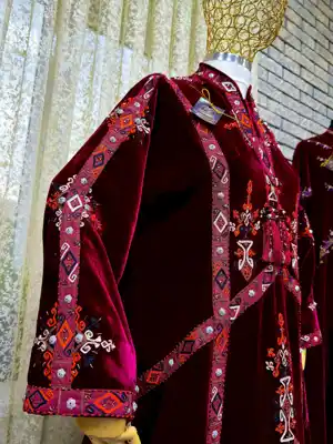 Türkmen fasonlar pombarh fasonlar Fasonlar 2025 fasonlar fason moda modalar Bezen bezen Türkmen fasonlar 2026 Türkmen fasonlar 2025 Türkmen fasonlar 2024 Türkmen fasonlar 2023 turkmenistan türkmenistan turkmen türkmen ashgabat  asgabat aşgabat balkan mary lebap dashoguz dasoguz daşoguz pombarh ponbarhat gulyupek gülýüpek stapel ştapel Gralan Çüýdeşen Abaýa Gadymy Krep Gurultaý 	Keteni Ýüpek Şifon Gipýur Lyon Welwet Atlas Kaşemir Streýç Suzana Ştapel Gülýüpek Pombarh Ýupka Gursakça Aksesuarlar Palto Penjek Okuw eşik Fata Sport eşik Uniforma Nakidka Öýme Şarf kompýuter ýaka ýaglyk Arenda köýnek 2nji el köýnek Taýyn köýnek Matalar Milli lybas milli lybaslar Toý köýnek Toý köýnekler toy koynek toy koynekler gundelik koynekler Gündelik	 
 köýnekler fata koynek Modern taze fason Eskiz koynektm turkmenkoynek türkmenkoynek fason moda moda fasonlar Iş eşik el iş	sada	ýakaly ýakasyz	keşdeli biserli	ýeňli giň nagyşly ýüregi açyk stoýka ýaka ýanly kombinasiýa 	zerli üsti aşak guşakly seçekli gysga ýeňli Panbarhat (Pombarh) Toý köýnek, Milli lybas, Uçurym köýnek el iş, keşdeli, ýakaly, ýeňli, giň, nagyşly 17-25, 26-35, 35+ Goýy-gyzyl guyz