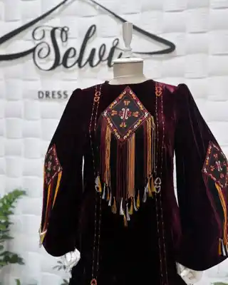 Türkmen fasonlar pombarh fasonlar Fasonlar 2025 fasonlar fason moda modalar Bezen bezen Türkmen fasonlar 2026 Türkmen fasonlar 2025 Türkmen fasonlar 2024 Türkmen fasonlar 2023 turkmenistan türkmenistan turkmen türkmen ashgabat  asgabat aşgabat balkan mary lebap dashoguz dasoguz daşoguz pombarh ponbarhat gulyupek gülýüpek stapel ştapel Gralan Çüýdeşen Abaýa Gadymy Krep Gurultaý 	Keteni Ýüpek Şifon Gipýur Lyon Welwet Atlas Kaşemir Streýç Suzana Ştapel Gülýüpek Pombarh Ýupka Gursakça Aksesuarlar Palto Penjek Okuw eşik Fata Sport eşik Uniforma Nakidka Öýme Şarf kompýuter ýaka ýaglyk Arenda köýnek 2nji el köýnek Taýyn köýnek Matalar Milli lybas milli lybaslar Toý köýnek Toý köýnekler toy koynek toy koynekler gundelik koynekler Gündelik	 
 köýnekler fata koynek Modern taze fason Eskiz koynektm turkmenkoynek türkmenkoynek fason moda moda fasonlar Iş eşik el iş	sada	ýakaly ýakasyz	keşdeli biserli	ýeňli giň nagyşly ýüregi açyk stoýka ýaka ýanly kombinasiýa 	zerli üsti aşak guşakly seçekli gysga ýeňli Panbarhat (Pombarh) Toý köýnek ýakaly, seçekli  Goýy-gyzyl