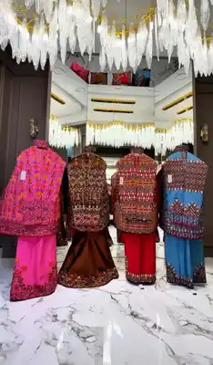 Türkmen fasonlar pombarh fasonlar Fasonlar 2025 fasonlar fason moda modalar Bezen bezen Türkmen fasonlar 2026 Türkmen fasonlar 2025 Türkmen fasonlar 2024 Türkmen fasonlar 2023 turkmenistan türkmenistan turkmen türkmen ashgabat  asgabat aşgabat balkan mary lebap dashoguz dasoguz daşoguz pombarh ponbarhat gulyupek gülýüpek stapel ştapel Gralan Çüýdeşen Abaýa Gadymy Krep Gurultaý 	Keteni Ýüpek Şifon Gipýur Lyon Welwet Atlas Kaşemir Streýç Suzana Ştapel Gülýüpek Pombarh Ýupka Gursakça Aksesuarlar Palto Penjek Okuw eşik Fata Sport eşik Uniforma Nakidka Öýme Şarf kompýuter ýaka ýaglyk Arenda köýnek 2nji el köýnek Taýyn köýnek Matalar Milli lybas milli lybaslar Toý köýnek Toý köýnekler toy koynek toy koynekler gundelik koynekler Gündelik	 
 köýnekler fata koynek Modern taze fason Eskiz koynektm turkmenkoynek türkmenkoynek fason moda moda fasonlar Iş eşik el iş	sada	ýakaly ýakasyz	keşdeli biserli	ýeňli giň nagyşly ýüregi açyk stoýka ýaka ýanly kombinasiýa 	zerli üsti aşak guşakly seçekli gysga ýeňli Gadymy Milli lybas el iş, keşdeli, ýakaly, ýeňli, giň, kombinasiýa, nagyşly 17-25, 26-35 Gülgüne, Gyzyl, Goýy-gök, Goňur yaz, tomus, guyz, gysh