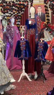 Türkmen fasonlar pombarh fasonlar Fasonlar 2025 fasonlar fason moda modalar Bezen bezen Türkmen fasonlar 2026 Türkmen fasonlar 2025 Türkmen fasonlar 2024 Türkmen fasonlar 2023 turkmenistan türkmenistan turkmen türkmen ashgabat  asgabat aşgabat balkan mary lebap dashoguz dasoguz daşoguz pombarh ponbarhat gulyupek gülýüpek stapel ştapel Gralan Çüýdeşen Abaýa Gadymy Krep Gurultaý 	Keteni Ýüpek Şifon Gipýur Lyon Welwet Atlas Kaşemir Streýç Suzana Ştapel Gülýüpek Pombarh Ýupka Gursakça Aksesuarlar Palto Penjek Okuw eşik Fata Sport eşik Uniforma Nakidka Öýme Şarf kompýuter ýaka ýaglyk Arenda köýnek 2nji el köýnek Taýyn köýnek Matalar Milli lybas milli lybaslar Toý köýnek Toý köýnekler toy koynek toy koynekler gundelik koynekler Gündelik	 
 köýnekler fata koynek Modern taze fason Eskiz koynektm turkmenkoynek türkmenkoynek fason moda moda fasonlar Iş eşik el iş	sada	ýakaly ýakasyz	keşdeli biserli	ýeňli giň nagyşly ýüregi açyk stoýka ýaka ýanly kombinasiýa 	zerli üsti aşak guşakly seçekli gysga ýeňli Panbarhat (Pombarh) Toý köýnek TürkmenTextile Expo 2025 26-35, 35+ Goýy-gök yaz, guyz, gysh