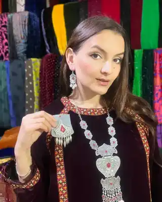 Türkmen fasonlar pombarh fasonlar Fasonlar 2025 fasonlar fason moda modalar Bezen bezen Türkmen fasonlar 2026 Türkmen fasonlar 2025 Türkmen fasonlar 2024 Türkmen fasonlar 2023 turkmenistan türkmenistan turkmen türkmen ashgabat  asgabat aşgabat balkan mary lebap dashoguz dasoguz daşoguz pombarh ponbarhat gulyupek gülýüpek stapel ştapel Gralan Çüýdeşen Abaýa Gadymy Krep Gurultaý 	Keteni Ýüpek Şifon Gipýur Lyon Welwet Atlas Kaşemir Streýç Suzana Ştapel Gülýüpek Pombarh Ýupka Gursakça Aksesuarlar Palto Penjek Okuw eşik Fata Sport eşik Uniforma Nakidka Öýme Şarf kompýuter ýaka ýaglyk Arenda köýnek 2nji el köýnek Taýyn köýnek Matalar Milli lybas milli lybaslar Toý köýnek Toý köýnekler toy koynek toy koynekler gundelik koynekler Gündelik	 
 köýnekler fata koynek Modern taze fason Eskiz koynektm turkmenkoynek türkmenkoynek fason moda moda fasonlar Iş eşik el iş	sada	ýakaly ýakasyz	keşdeli biserli	ýeňli giň nagyşly ýüregi açyk stoýka ýaka ýanly kombinasiýa 	zerli üsti aşak guşakly seçekli gysga ýeňli Panbarhat (Pombarh)  el iş, ýakaly, stoýka ýaka  Gara