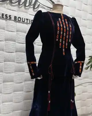 Türkmen fasonlar pombarh fasonlar Fasonlar 2025 fasonlar fason moda modalar Bezen bezen Türkmen fasonlar 2026 Türkmen fasonlar 2025 Türkmen fasonlar 2024 Türkmen fasonlar 2023 turkmenistan türkmenistan turkmen türkmen ashgabat  asgabat aşgabat balkan mary lebap dashoguz dasoguz daşoguz pombarh ponbarhat gulyupek gülýüpek stapel ştapel Gralan Çüýdeşen Abaýa Gadymy Krep Gurultaý 	Keteni Ýüpek Şifon Gipýur Lyon Welwet Atlas Kaşemir Streýç Suzana Ştapel Gülýüpek Pombarh Ýupka Gursakça Aksesuarlar Palto Penjek Okuw eşik Fata Sport eşik Uniforma Nakidka Öýme Şarf kompýuter ýaka ýaglyk Arenda köýnek 2nji el köýnek Taýyn köýnek Matalar Milli lybas milli lybaslar Toý köýnek Toý köýnekler toy koynek toy koynekler gundelik koynekler Gündelik	 
 köýnekler fata koynek Modern taze fason Eskiz koynektm turkmenkoynek türkmenkoynek fason moda moda fasonlar Iş eşik el iş	sada	ýakaly ýakasyz	keşdeli biserli	ýeňli giň nagyşly ýüregi açyk stoýka ýaka ýanly kombinasiýa 	zerli üsti aşak guşakly seçekli gysga ýeňli Panbarhat (Pombarh) Toý köýnek keşdeli, ýakasyz, ýanly, ýeňli, giň 26-35, 35+ Goýy-gök yaz, guyz, gysh