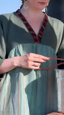 Türkmen fasonlar pombarh fasonlar Fasonlar 2025 fasonlar fason moda modalar Bezen bezen Türkmen fasonlar 2026 Türkmen fasonlar 2025 Türkmen fasonlar 2024 Türkmen fasonlar 2023 turkmenistan türkmenistan turkmen türkmen ashgabat  asgabat aşgabat balkan mary lebap dashoguz dasoguz daşoguz pombarh ponbarhat gulyupek gülýüpek stapel ştapel Gralan Çüýdeşen Abaýa Gadymy Krep Gurultaý 	Keteni Ýüpek Şifon Gipýur Lyon Welwet Atlas Kaşemir Streýç Suzana Ştapel Gülýüpek Pombarh Ýupka Gursakça Aksesuarlar Palto Penjek Okuw eşik Fata Sport eşik Uniforma Nakidka Öýme Şarf kompýuter ýaka ýaglyk Arenda köýnek 2nji el köýnek Taýyn köýnek Matalar Milli lybas milli lybaslar Toý köýnek Toý köýnekler toy koynek toy koynekler gundelik koynekler Gündelik	 
 köýnekler fata koynek Modern taze fason Eskiz koynektm turkmenkoynek türkmenkoynek fason moda moda fasonlar Iş eşik el iş	sada	ýakaly ýakasyz	keşdeli biserli	ýeňli giň nagyşly ýüregi açyk stoýka ýaka ýanly kombinasiýa 	zerli üsti aşak guşakly seçekli gysga ýeňli Lyon Gündelik sada, ýakaly, ýüregi açyk  Haki, Goýy-ýaşyl