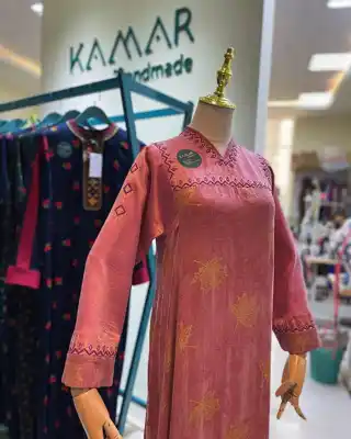 Türkmen fasonlar pombarh fasonlar Fasonlar 2025 fasonlar fason moda modalar Bezen bezen Türkmen fasonlar 2026 Türkmen fasonlar 2025 Türkmen fasonlar 2024 Türkmen fasonlar 2023 turkmenistan türkmenistan turkmen türkmen ashgabat  asgabat aşgabat balkan mary lebap dashoguz dasoguz daşoguz pombarh ponbarhat gulyupek gülýüpek stapel ştapel Gralan Çüýdeşen Abaýa Gadymy Krep Gurultaý 	Keteni Ýüpek Şifon Gipýur Lyon Welwet Atlas Kaşemir Streýç Suzana Ştapel Gülýüpek Pombarh Ýupka Gursakça Aksesuarlar Palto Penjek Okuw eşik Fata Sport eşik Uniforma Nakidka Öýme Şarf kompýuter ýaka ýaglyk Arenda köýnek 2nji el köýnek Taýyn köýnek Matalar Milli lybas milli lybaslar Toý köýnek Toý köýnekler toy koynek toy koynekler gundelik koynekler Gündelik	 
 köýnekler fata koynek Modern taze fason Eskiz koynektm turkmenkoynek türkmenkoynek fason moda moda fasonlar Iş eşik el iş	sada	ýakaly ýakasyz	keşdeli biserli	ýeňli giň nagyşly ýüregi açyk stoýka ýaka ýanly kombinasiýa 	zerli üsti aşak guşakly seçekli gysga ýeňli Gülýüpek Gündelik el iş, keşdeli, ýeňli, giň, nagyşly 17-25, 26-35 Gülgüne, Gyzyl yaz, tomus, guyz, gysh