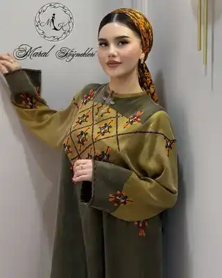 Türkmen fasonlar pombarh fasonlar Fasonlar 2025 fasonlar fason moda modalar Bezen bezen Türkmen fasonlar 2026 Türkmen fasonlar 2025 Türkmen fasonlar 2024 Türkmen fasonlar 2023 turkmenistan türkmenistan turkmen türkmen ashgabat  asgabat aşgabat balkan mary lebap dashoguz dasoguz daşoguz pombarh ponbarhat gulyupek gülýüpek stapel ştapel Gralan Çüýdeşen Abaýa Gadymy Krep Gurultaý 	Keteni Ýüpek Şifon Gipýur Lyon Welwet Atlas Kaşemir Streýç Suzana Ştapel Gülýüpek Pombarh Ýupka Gursakça Aksesuarlar Palto Penjek Okuw eşik Fata Sport eşik Uniforma Nakidka Öýme Şarf kompýuter ýaka ýaglyk Arenda köýnek 2nji el köýnek Taýyn köýnek Matalar Milli lybas milli lybaslar Toý köýnek Toý köýnekler toy koynek toy koynekler gundelik koynekler Gündelik	 
 köýnekler fata koynek Modern taze fason Eskiz koynektm turkmenkoynek türkmenkoynek fason moda moda fasonlar Iş eşik el iş	sada	ýakaly ýakasyz	keşdeli biserli	ýeňli giň nagyşly ýüregi açyk stoýka ýaka ýanly kombinasiýa 	zerli üsti aşak guşakly seçekli gysga ýeňli Gülýüpek Toý köýnek, Milli lybas el iş, keşdeli, ýakasyz, ýeňli, giň 17-25, 26-35 Haki, Altyn yaz, tomus, guyz, gysh