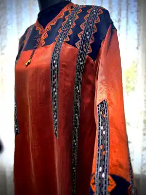 Türkmen fasonlar pombarh fasonlar Fasonlar 2025 fasonlar fason moda modalar Bezen bezen Türkmen fasonlar 2026 Türkmen fasonlar 2025 Türkmen fasonlar 2024 Türkmen fasonlar 2023 turkmenistan türkmenistan turkmen türkmen ashgabat  asgabat aşgabat balkan mary lebap dashoguz dasoguz daşoguz pombarh ponbarhat gulyupek gülýüpek stapel ştapel Gralan Çüýdeşen Abaýa Gadymy Krep Gurultaý 	Keteni Ýüpek Şifon Gipýur Lyon Welwet Atlas Kaşemir Streýç Suzana Ştapel Gülýüpek Pombarh Ýupka Gursakça Aksesuarlar Palto Penjek Okuw eşik Fata Sport eşik Uniforma Nakidka Öýme Şarf kompýuter ýaka ýaglyk Arenda köýnek 2nji el köýnek Taýyn köýnek Matalar Milli lybas milli lybaslar Toý köýnek Toý köýnekler toy koynek toy koynekler gundelik koynekler Gündelik	 
 köýnekler fata koynek Modern taze fason Eskiz koynektm turkmenkoynek türkmenkoynek fason moda moda fasonlar Iş eşik el iş	sada	ýakaly ýakasyz	keşdeli biserli	ýeňli giň nagyşly ýüregi açyk stoýka ýaka ýanly kombinasiýa 	zerli üsti aşak guşakly seçekli gysga ýeňli Ýüpek Toý köýnek, Gündelik el iş, ýakaly  Mämişi guyz