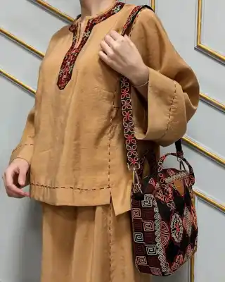 Türkmen fasonlar pombarh fasonlar Fasonlar 2025 fasonlar fason moda modalar Bezen bezen Türkmen fasonlar 2026 Türkmen fasonlar 2025 Türkmen fasonlar 2024 Türkmen fasonlar 2023 turkmenistan türkmenistan turkmen türkmen ashgabat  asgabat aşgabat balkan mary lebap dashoguz dasoguz daşoguz pombarh ponbarhat gulyupek gülýüpek stapel ştapel Gralan Çüýdeşen Abaýa Gadymy Krep Gurultaý 	Keteni Ýüpek Şifon Gipýur Lyon Welwet Atlas Kaşemir Streýç Suzana Ştapel Gülýüpek Pombarh Ýupka Gursakça Aksesuarlar Palto Penjek Okuw eşik Fata Sport eşik Uniforma Nakidka Öýme Şarf kompýuter ýaka ýaglyk Arenda köýnek 2nji el köýnek Taýyn köýnek Matalar Milli lybas milli lybaslar Toý köýnek Toý köýnekler toy koynek toy koynekler gundelik koynekler Gündelik	 
 köýnekler fata koynek Modern taze fason Eskiz koynektm turkmenkoynek türkmenkoynek fason moda moda fasonlar Iş eşik el iş	sada	ýakaly ýakasyz	keşdeli biserli	ýeňli giň nagyşly ýüregi açyk stoýka ýaka ýanly kombinasiýa 	zerli üsti aşak guşakly seçekli gysga ýeňli Gündelik sada  Ak, Çal, Gülgüne, Benewşe, Mämişi, Goýy-gök  Taýyn köýnek