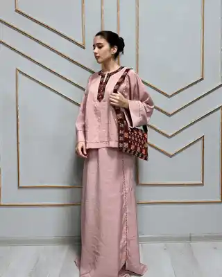 Türkmen fasonlar pombarh fasonlar Fasonlar 2025 fasonlar fason moda modalar Bezen bezen Türkmen fasonlar 2026 Türkmen fasonlar 2025 Türkmen fasonlar 2024 Türkmen fasonlar 2023 turkmenistan türkmenistan turkmen türkmen ashgabat  asgabat aşgabat balkan mary lebap dashoguz dasoguz daşoguz pombarh ponbarhat gulyupek gülýüpek stapel ştapel Gralan Çüýdeşen Abaýa Gadymy Krep Gurultaý 	Keteni Ýüpek Şifon Gipýur Lyon Welwet Atlas Kaşemir Streýç Suzana Ştapel Gülýüpek Pombarh Ýupka Gursakça Aksesuarlar Palto Penjek Okuw eşik Fata Sport eşik Uniforma Nakidka Öýme Şarf kompýuter ýaka ýaglyk Arenda köýnek 2nji el köýnek Taýyn köýnek Matalar Milli lybas milli lybaslar Toý köýnek Toý köýnekler toy koynek toy koynekler gundelik koynekler Gündelik	 
 köýnekler fata koynek Modern taze fason Eskiz koynektm turkmenkoynek türkmenkoynek fason moda moda fasonlar Iş eşik el iş	sada	ýakaly ýakasyz	keşdeli biserli	ýeňli giň nagyşly ýüregi açyk stoýka ýaka ýanly kombinasiýa 	zerli üsti aşak guşakly seçekli gysga ýeňli Gündelik sada  Ak, Çal, Gülgüne, Benewşe, Mämişi, Goýy-gök  Taýyn köýnek