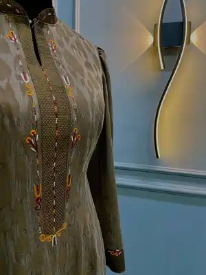 Türkmen fasonlar pombarh fasonlar Fasonlar 2025 fasonlar fason moda modalar Bezen bezen Türkmen fasonlar 2026 Türkmen fasonlar 2025 Türkmen fasonlar 2024 Türkmen fasonlar 2023 turkmenistan türkmenistan turkmen türkmen ashgabat  asgabat aşgabat balkan mary lebap dashoguz dasoguz daşoguz pombarh ponbarhat gulyupek gülýüpek stapel ştapel Gralan Çüýdeşen Abaýa Gadymy Krep Gurultaý 	Keteni Ýüpek Şifon Gipýur Lyon Welwet Atlas Kaşemir Streýç Suzana Ştapel Gülýüpek Pombarh Ýupka Gursakça Aksesuarlar Palto Penjek Okuw eşik Fata Sport eşik Uniforma Nakidka Öýme Şarf kompýuter ýaka ýaglyk Arenda köýnek 2nji el köýnek Taýyn köýnek Matalar Milli lybas milli lybaslar Toý köýnek Toý köýnekler toy koynek toy koynekler gundelik koynekler Gündelik	 
 köýnekler fata koynek Modern taze fason Eskiz koynektm turkmenkoynek türkmenkoynek fason moda moda fasonlar Iş eşik el iş	sada	ýakaly ýakasyz	keşdeli biserli	ýeňli giň nagyşly ýüregi açyk stoýka ýaka ýanly kombinasiýa 	zerli üsti aşak guşakly seçekli gysga ýeňli Gülýüpek Gündelik el iş, sada, ýakaly, ýeňli, giň 17-25, 26-35 Goňur yaz, tomus, guyz Taýyn köýnek