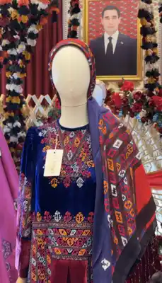 Türkmen fasonlar pombarh fasonlar Fasonlar 2025 fasonlar fason moda modalar Bezen bezen Türkmen fasonlar 2026 Türkmen fasonlar 2025 Türkmen fasonlar 2024 Türkmen fasonlar 2023 turkmenistan türkmenistan turkmen türkmen ashgabat  asgabat aşgabat balkan mary lebap dashoguz dasoguz daşoguz pombarh ponbarhat gulyupek gülýüpek stapel ştapel Gralan Çüýdeşen Abaýa Gadymy Krep Gurultaý 	Keteni Ýüpek Şifon Gipýur Lyon Welwet Atlas Kaşemir Streýç Suzana Ştapel Gülýüpek Pombarh Ýupka Gursakça Aksesuarlar Palto Penjek Okuw eşik Fata Sport eşik Uniforma Nakidka Öýme Şarf kompýuter ýaka ýaglyk Arenda köýnek 2nji el köýnek Taýyn köýnek Matalar Milli lybas milli lybaslar Toý köýnek Toý köýnekler toy koynek toy koynekler gundelik koynekler Gündelik	 
 köýnekler fata koynek Modern taze fason Eskiz koynektm turkmenkoynek türkmenkoynek fason moda moda fasonlar Iş eşik el iş	sada	ýakaly ýakasyz	keşdeli biserli	ýeňli giň nagyşly ýüregi açyk stoýka ýaka ýanly kombinasiýa 	zerli üsti aşak guşakly seçekli gysga ýeňli Panbarhat (Pombarh) Toý köýnek TürkmenTextile Expo 2025 26-35, 35+ Goýy-gök yaz, guyz, gysh