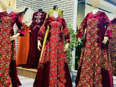 Türkmen fasonlar pombarh fasonlar Fasonlar 2025 fasonlar fason moda modalar Bezen bezen Türkmen fasonlar 2026 Türkmen fasonlar 2025 Türkmen fasonlar 2024 Türkmen fasonlar 2023 turkmenistan türkmenistan turkmen türkmen ashgabat  asgabat aşgabat balkan mary lebap dashoguz dasoguz daşoguz pombarh ponbarhat gulyupek gülýüpek stapel ştapel Gralan Çüýdeşen Abaýa Gadymy Krep Gurultaý 	Keteni Ýüpek Şifon Gipýur Lyon Welwet Atlas Kaşemir Streýç Suzana Ştapel Gülýüpek Pombarh Ýupka Gursakça Aksesuarlar Palto Penjek Okuw eşik Fata Sport eşik Uniforma Nakidka Öýme Şarf kompýuter ýaka ýaglyk Arenda köýnek 2nji el köýnek Taýyn köýnek Matalar Milli lybas milli lybaslar Toý köýnek Toý köýnekler toy koynek toy koynekler gundelik koynekler Gündelik	 
 köýnekler fata koynek Modern taze fason Eskiz koynektm turkmenkoynek türkmenkoynek fason moda moda fasonlar Iş eşik el iş	sada	ýakaly ýakasyz	keşdeli biserli	ýeňli giň nagyşly ýüregi açyk stoýka ýaka ýanly kombinasiýa 	zerli üsti aşak guşakly seçekli gysga ýeňli Panbarhat (Pombarh) Toý köýnek el iş, ýakasyz, ýeňli 17-25, 26-35 Goýy-gyzyl, Gyzyl guyz